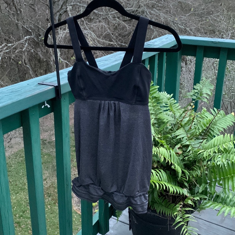 3/$30 Lululemon tank black and gray conch waist size 4